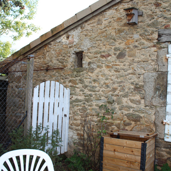 Nichoir à balcon sur la façade de la maison © Marie Degache